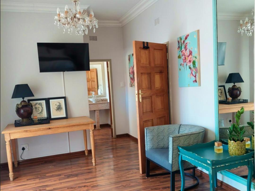 Art And Soul Restaurant, Accommodation, French Bar And Art Gallery Парейс Стая снимка